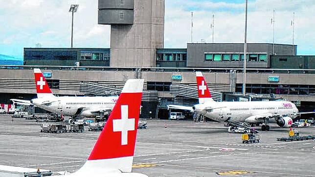Polizisten konnten am Flughafen Zürich eine 73-jährige Deutsche als Drogenkurierin entlarven.