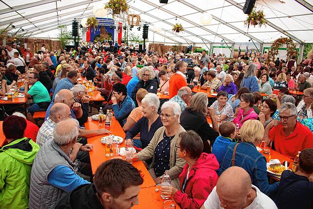 Im Festzelt war an allen Tagen großer Betrieb bei guter Bewirtung und zünftiger Blasmusik.