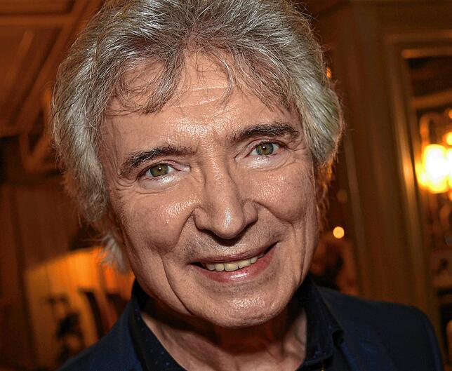 Eine 81-jährige Schlagerlegende ist nach mehr als 40 Jahren wieder mit seiner Jugendliebe zusammen.