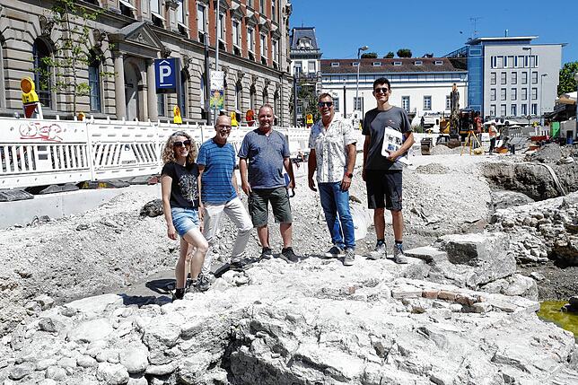 Bei der Baustelle am Bahnhofplatz schlummerte ein Schatz unter dem Asphalt. Über die sensationelle Entdeckung freuen sich (von links) ...