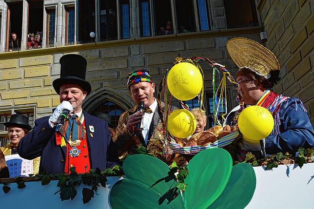 Narrenvater Thomas Pross (links) will den OB mit einem Korb Fasnetsküchle bestechen und so zur Herausgabe des Schlüssels verleiten. ...
