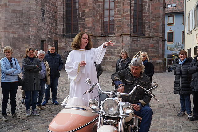 Lockert einmal mehr die ungewöhnliche Stadtführung auf: Barnie Meier als Götterbote Hermes holt den Schutzengel der Stadt Villingen ...
