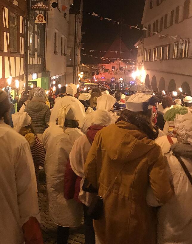 Beim Hemdglonkerumzug am Samstagabend beteiligten sich hunderte weiß gewandete Narren.