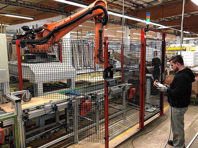 Im Möbelwerk Martin Staud in Bad Saulgau werden Schiebetürenschränke gefertigt. Die Produktion hat wegen Lieferengpässen bei Spanplatten ...