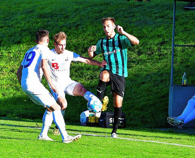 Bild 18: FC Zell übernimmt mit dem 2:1 beim FC Erzingen die Tabellenführung &ndash; und wir haben die Bilder!