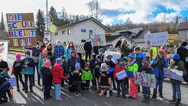 Eltern in Weilersbach demonstrierten im Februar gegen die diskutierte Schließung der Dorfschulen in Tannheim, Rietheim und Weilersbach. ...