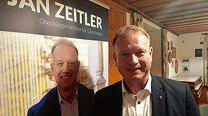 Jan Zeitler kandidiert für eine Wiederwahl als Oberbürgermeister von Überlingen. Das Bild zeigt ihn bei einer Wahlkampfveranstaltung im ...