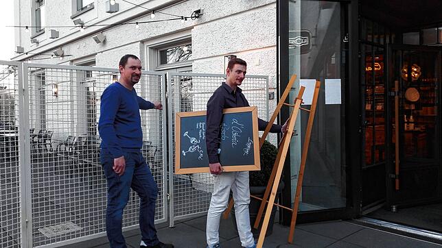 Marc Köstner und Nikola Antunovic, beide Servicemanager in der L‘Osteria, räumen kurz nach 18 Uhr die lertzten materialien ins ...