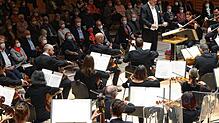 Publikum mit Maske: Die Südwestdeutsche Philharmonie mit ihrem Dirigenten Yannis Pouspourikas beim Salemertal-Herbstkonzert in Frickingen.