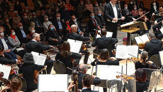 Publikum mit Maske: Die Südwestdeutsche Philharmonie mit ihrem Dirigenten Yannis Pouspourikas beim Salemertal-Herbstkonzert in Frickingen.
