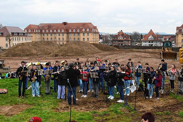 Die Bläserklasse der Realschule Donaueschingen feiert den Baubeginn musikalisch.