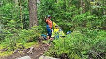 Eine Auszeit im Grünen: Timo und Mika Krämer testen das neue Trekking-Camp Königsfeld Mitte September 2024. Die Familie aus Villingen ...