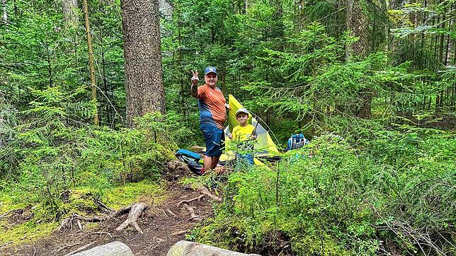 Eine Auszeit im Grünen: Timo und Mika Krämer testen das neue Trekking-Camp Königsfeld Mitte September 2024. Die Familie aus Villingen ...