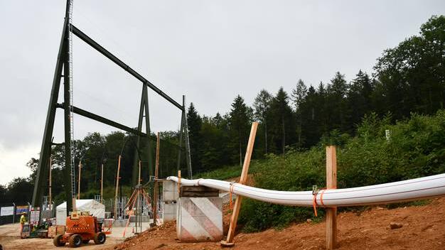 Schweizweit einzigartiges Projekt am Bözberg: Am Gäbihübel kommen 380 Tonnen Kabel in den Bodenrg, hier wird beim Übergangswerk wird das ...