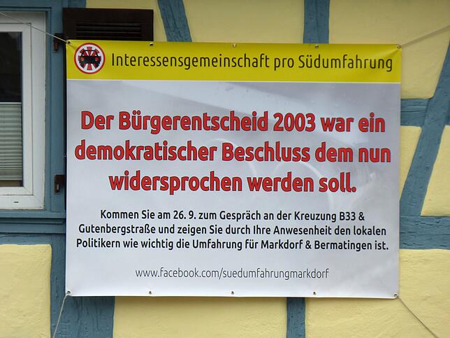Dieses Plakat der Interessengemeinschaft pro Südumfahrung an der Markdorfer Kreuzung B33/Gutenbergstraße verweist auf den einstigen ...