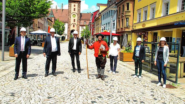 Stadtführer Klaus Richter alias Türmer Fidel (Mitte) zeigt die höchsten Türme und Tore der Stadt. Vor dem offiziellen Start gab es eine ...