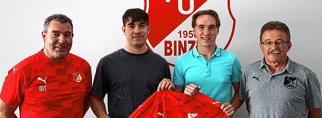 Aus der Jugend: Sportchef Matthias Tschöp (links) freut sich auf die bisherigen Lörracher A-Junioren Jakob Rinza und David Muck ebenso ...