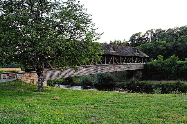 Die überdachte Holzbrücke über die Wutach verbindet beim Sportgelände die Ortsteile Wutöschingen und Horheim Sie ist bei Fußgängern und ...