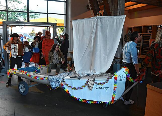 Das kleine Boot kommt gerade so um die Kurve zum Festsaal.