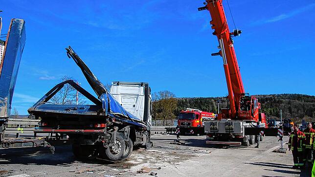 Ein Spezialkran richtet nach dem Unfall auf der A81 einen der beteiligten Lastwagen wieder auf.