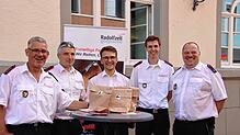 Roland Zimmer, Uwe Haltmaier, Marius Drosdek, Mathis Majstrak und Elias Wagner von der Radolfzeller Feuerwehr verkaufen am Abendmarkt ...