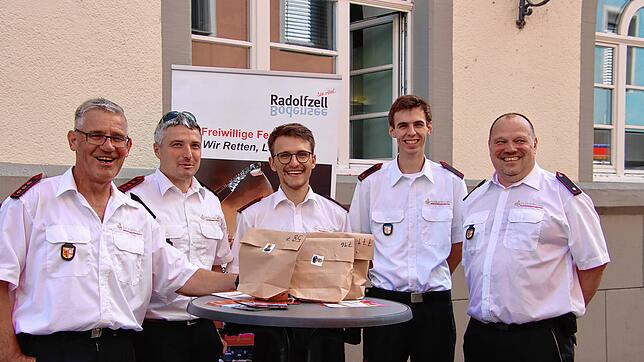 Roland Zimmer, Uwe Haltmaier, Marius Drosdek, Mathis Majstrak und Elias Wagner von der Radolfzeller Feuerwehr verkaufen am Abendmarkt ...
