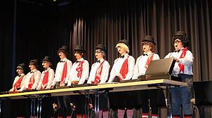 Einer der vielen Höhepunkte auf der Bühne beim närrischen Abend in der Festhalle: Die Löffinger Hansili-Gruppe begeistert bei ihrem ...