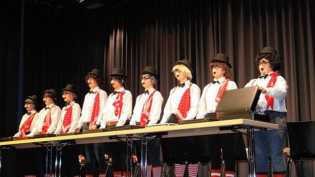 Einer der vielen Höhepunkte auf der Bühne beim närrischen Abend in der Festhalle: Die Löffinger Hansili-Gruppe begeistert bei ihrem ...