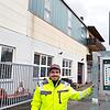 Bauhofleiter Manuel Mauch vor dem Haupteingang des Bauhofes. Sein zukünftiges Büro wird im derzeitigen Aufenthaltsraum im Untergeschoss ...