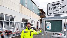 Bauhofleiter Manuel Mauch vor dem Haupteingang des Bauhofes. Sein zukünftiges Büro wird im derzeitigen Aufenthaltsraum im Untergeschoss ...