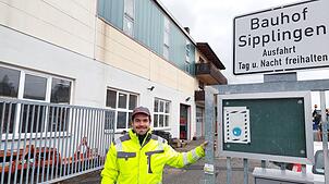 Bauhofleiter Manuel Mauch vor dem Haupteingang des Bauhofes. Sein zukünftiges Büro wird im derzeitigen Aufenthaltsraum im Untergeschoss ...