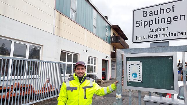 Bauhofleiter Manuel Mauch vor dem Haupteingang des Bauhofes. Sein zukünftiges Büro wird im derzeitigen Aufenthaltsraum im Untergeschoss ...