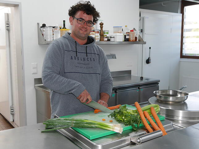 Frische der Produkte ist oberstes Gebot: Prüfungsbester als Fachpraktiker Küche Pablo Amrein in seiner alten Lehrküche der Wallbacher ...