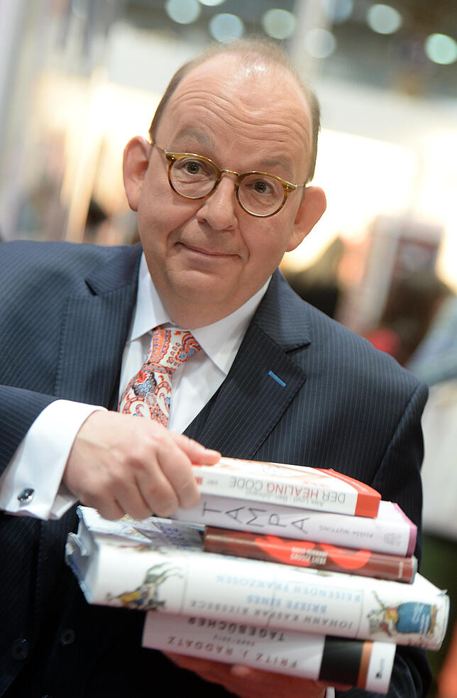Immer einen Stapel Bücher im Arm: Denis Scheck im Jahr 2014 auf der Buchmesse in Leipzig.