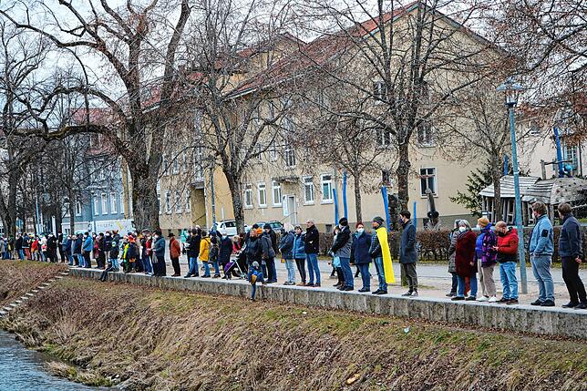 Von Schützenbrücke bis zur Irmabrücke bildete sich beiderseits der Brigach eine Menschenkette, die für den Frieden in der Ukraine ...