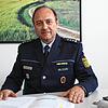 Wolfgang Widmann, Leiter des Stockacher Polizeireviers, sitzt vor der Verkehrsunfallstatistik für den Raum Stockach. Die Zahlen liegen ...