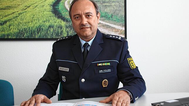 Wolfgang Widmann, Leiter des Stockacher Polizeireviers, sitzt vor der Verkehrsunfallstatistik für den Raum Stockach. Die Zahlen liegen ...