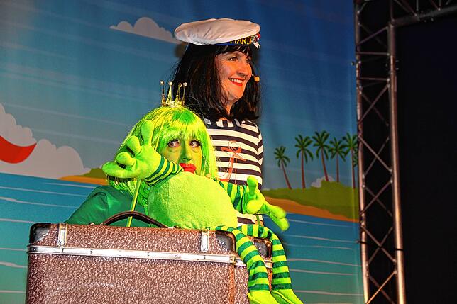 Maike Biker und Bettina Haas glänzen als Froschkönig Dörte und die Bauchrednerin.