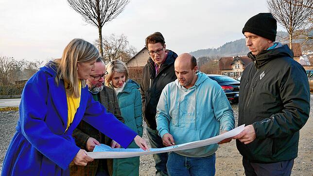Die FDP-Abgeordneten Ann-Veruschka und Christian Jung (von links) werfen in Espasingen gemeinsam mit Bürgermeisterin Susen Katter, ...