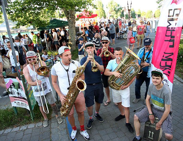 Die Konstanzer Formation New Jam tingelte am Samstag von einer Musik-Insel zur nächsten und sorgten für allerbeste Stimmung.