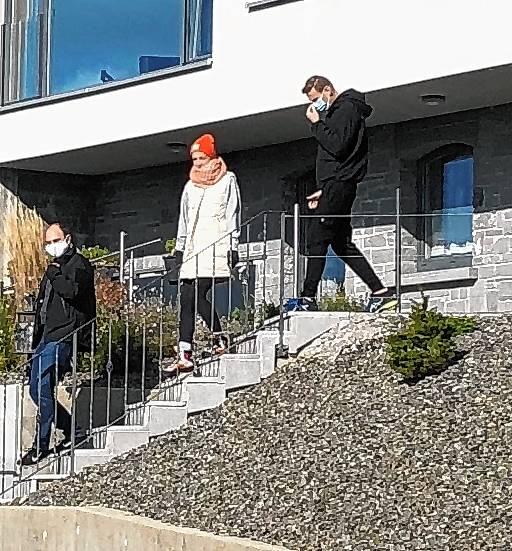 Alexej Nawalny (oben rechts) verlässt in Begleitung von Personenschützern seine Unterkunft in Ibach.