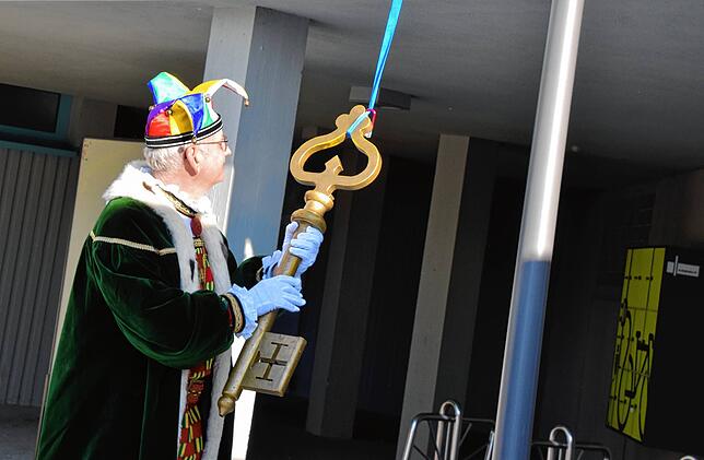 Bild 9: Bilder von der Machtübernahme in Stockach: Bürgermeister seilt den Rathausschlüssel ab