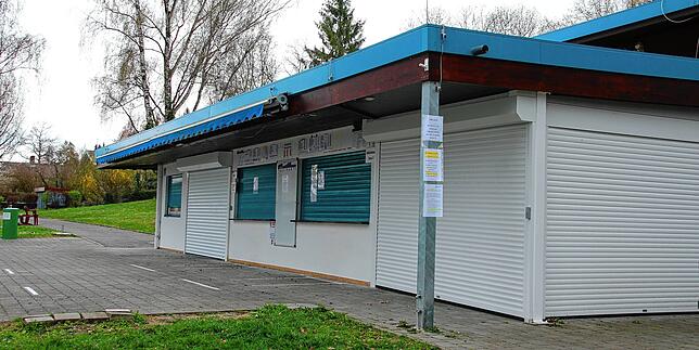 Bild 2: Dem Bistro-Pächter vom Strandbad Litzelstetten reicht es: Nach dem für ihn überraschenden Ausschankverbot für Alkohol öffnet er vorerst nicht mehr