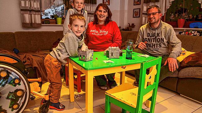 Lenny (links) kann aufgestützt auf seinen eigenen Beinen stehen. Möglich macht das sein unglaublicher Kämpfergeist und das teuerste ...