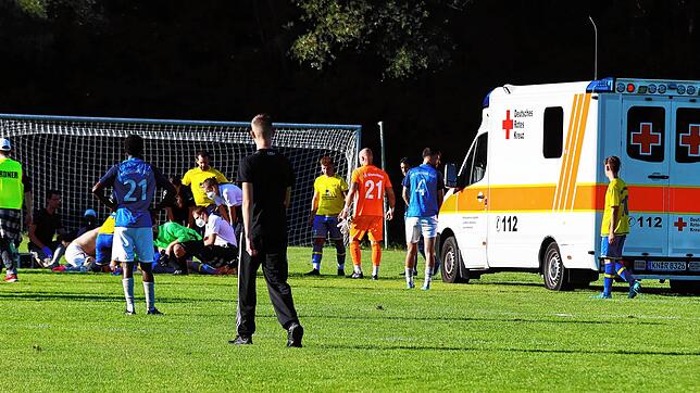 Mit dem Krankenwagen musste der Allensbacher Niklas Aichem ins Spital gebracht werden.