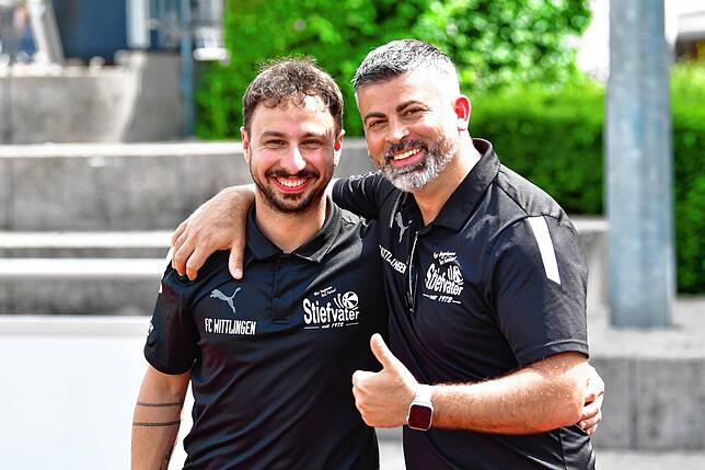 Er kann es noch: Ein Extralob vom Kollegen Angelo Cascio (rechts) verdiente sich Trainer Fabio Muto vom FC Wittlingen nach seiner ...