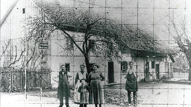Das Schuhhaus Mutter wurde in den 20er Jahren durch Wilhelm Fechtig (links) und seinem Stiefsohn Albert Mutter (rechts) als Schumacherei ...