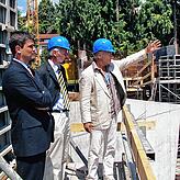 Auf der Baustelle der Bodenseetherme im Juli 2002: Andreas Schauer mit dem damaligen OB Volkmar Weber und Architekt Rudolf Wienands (von ...