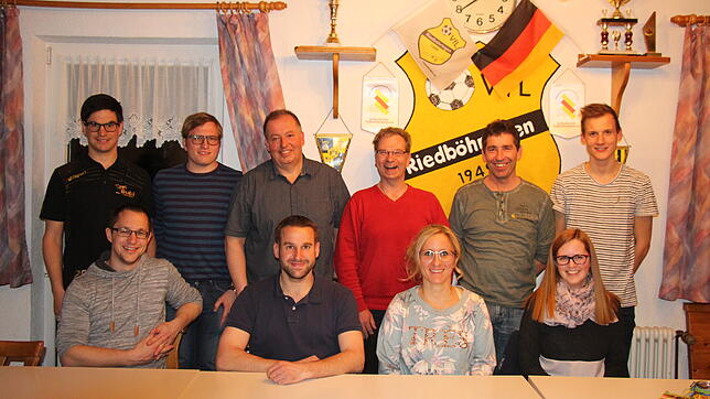 In den Vorstand gewählt (vordere Reihe von links): Florian Vetter, Michael Schrempp, Constanze Mollard, Ronja Baumeister (hintere Reihe ...