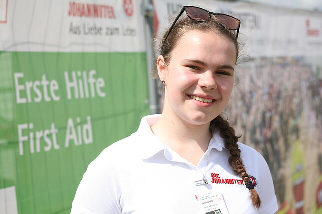Bild 6: Sie helfen in der Not: Das sind die ehrenamtlichen Helfer der Johanniter, die im Notfall verunglückte Southside-Fans versorgen